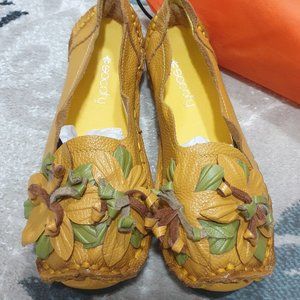 SOCOFY Genuine Leather Handmade Loafers, Size 7.5,  Gold w/light green flowers